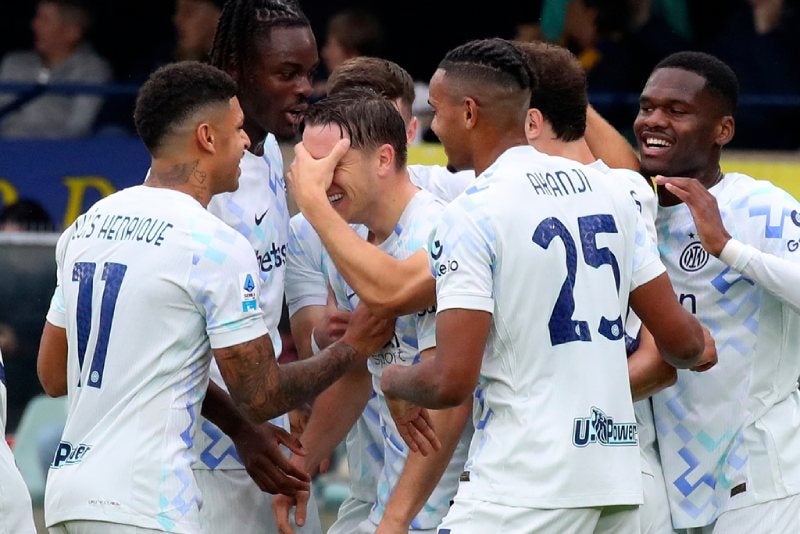 Jugadores de Inter de Milan celebran el gol de Zielinski