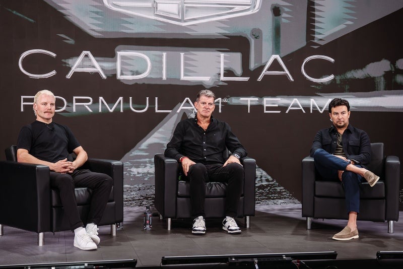 Graeme Lowdon con Checo Pérez y Valtteri Bottas en un evento de Cadillac