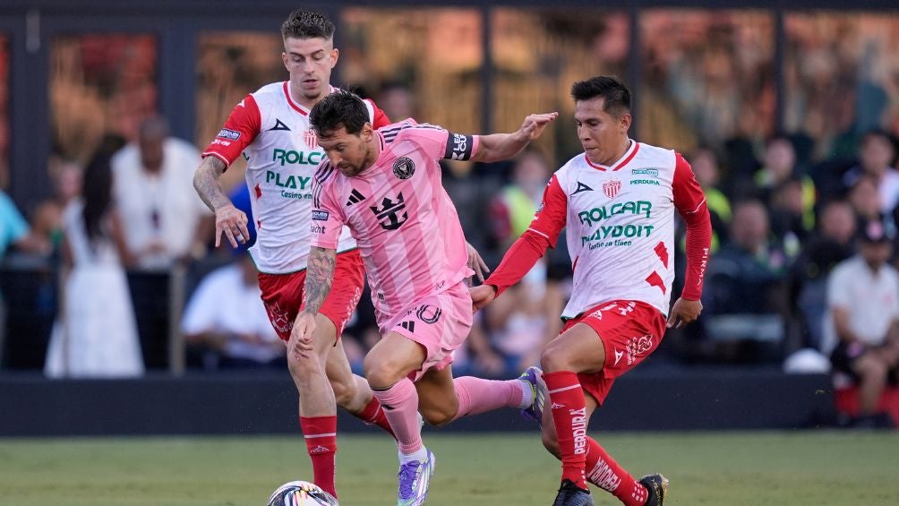 Messi durante el partido ante Necaxa | @InterMiamiCF