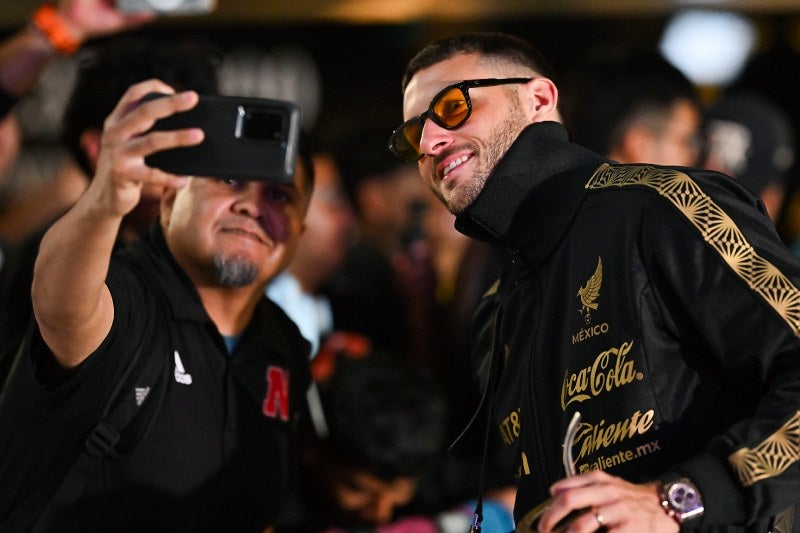 Santi se detuvo a atender a los aficionados