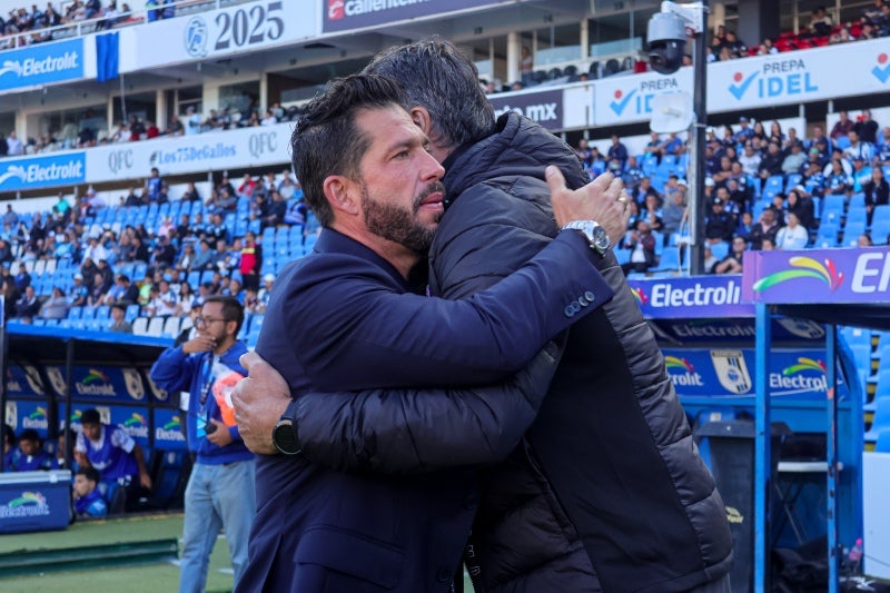 Benjamín Mora y Robert Dante Siboldi previo al juego de la Jornada 16