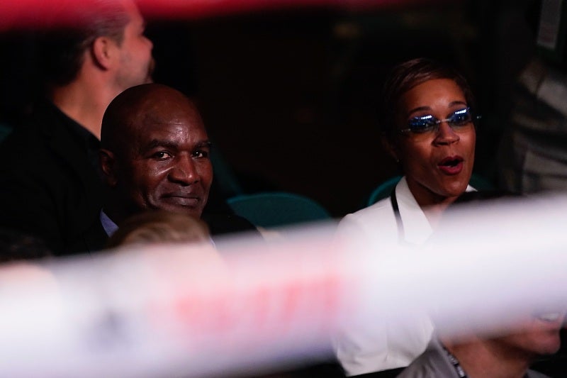 Sulaimán entregó reconocimiento a Holyfield