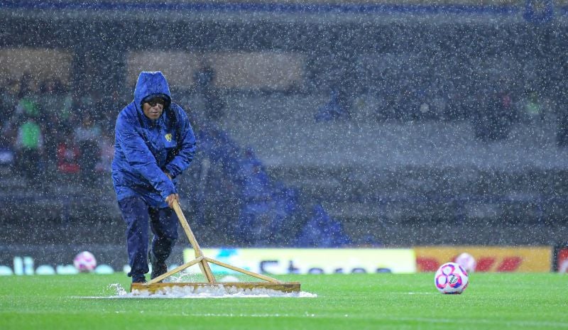 Personal intenta deshacerse de los charcos