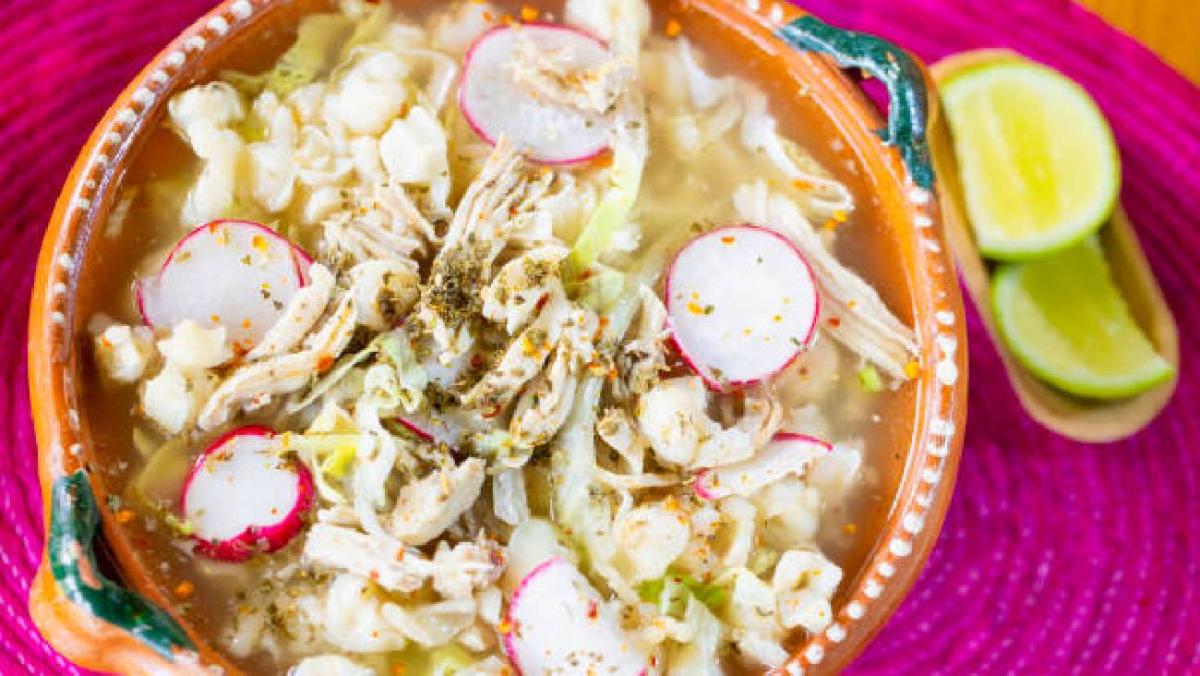 De acuerdo con cálculos recientes, una olla de pozole rojo para diez personas asciende a aproximadamente 490.50 pesos. / Pixabay