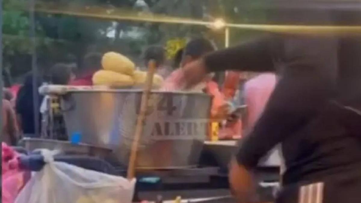 El video, difundido en el programa C4 en Alerta, muestra cómo el comerciante introduce los billetes en el recipiente caliente. / C4 Alerta