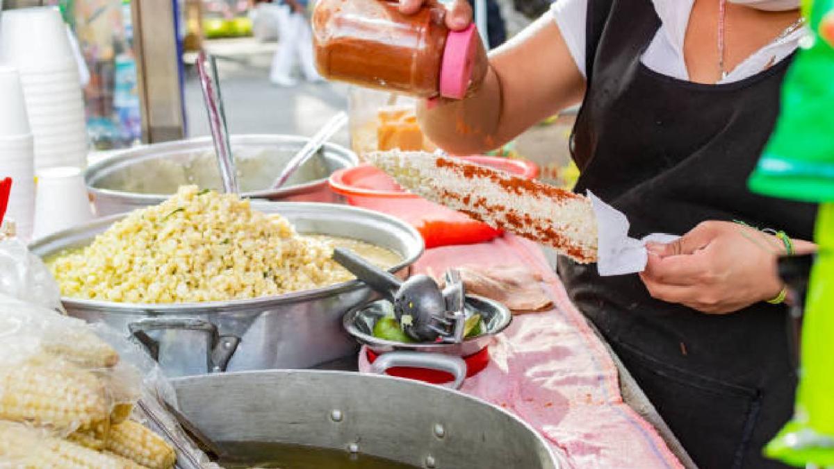 Además, las autoridades sanitarias recomiendan que los vendedores de comida mantengan una estricta separación entre el manejo de dinero. / Pixabay