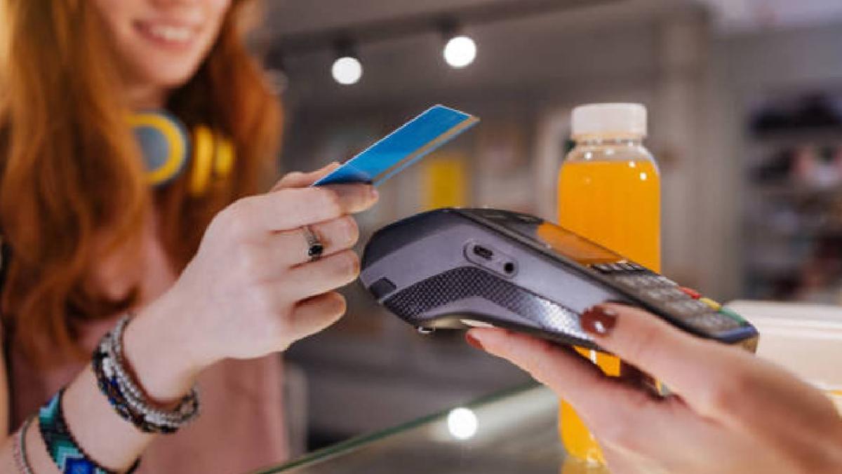 Reporta de inmediato cualquier cargo no reconocido al banco y solicita la reposición de la tarjeta si es necesario. / Pixabay 