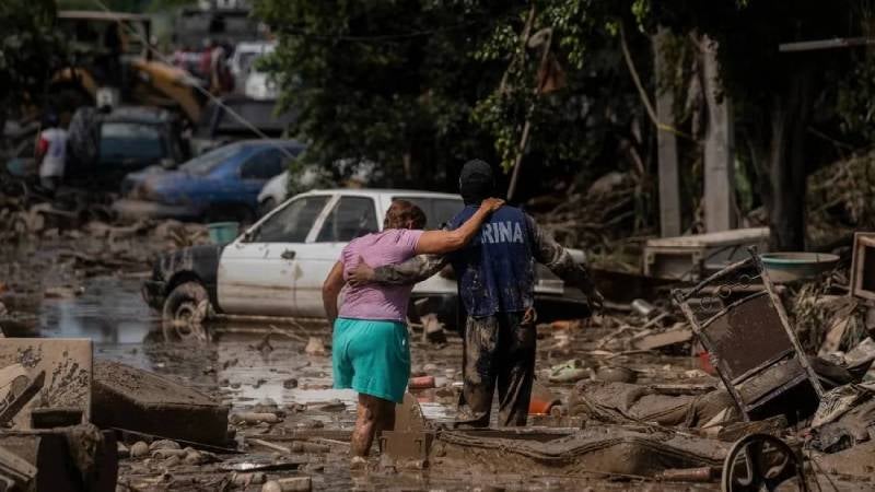 Ante las afectaciones provocadas por las fuertes lluvias en Veracruz, el Gobierno de la Ciudad de México anunció la instalación de 32 centros de acopio. / AP