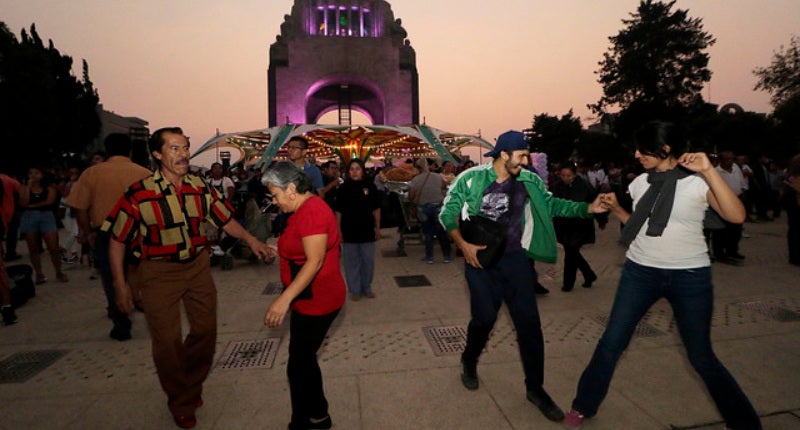 Gente bailando con Sonido La Changa | Gobierno de la CDMX