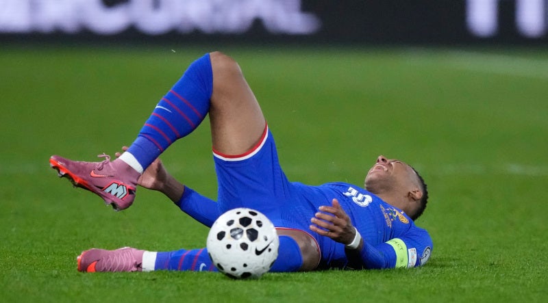 Kylian Mbappé sufre duro golpe en el tobillo | AP