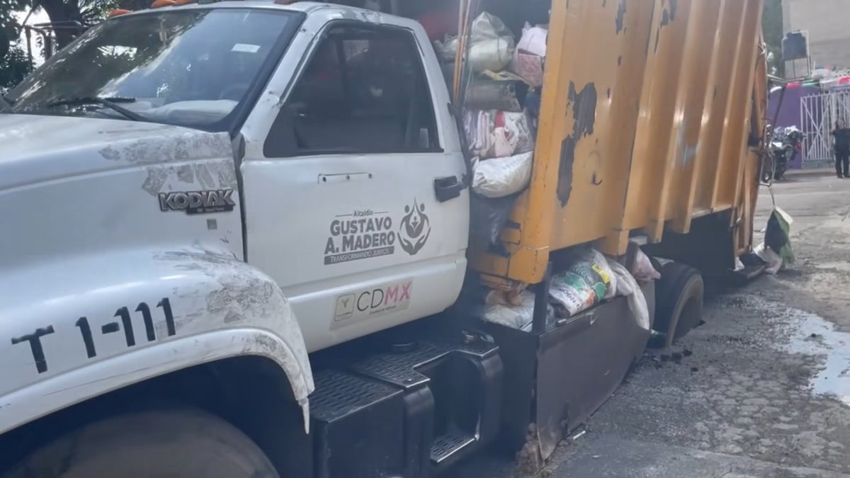 El camión circulaba normalmente cuando se atascó / Redes Sociales