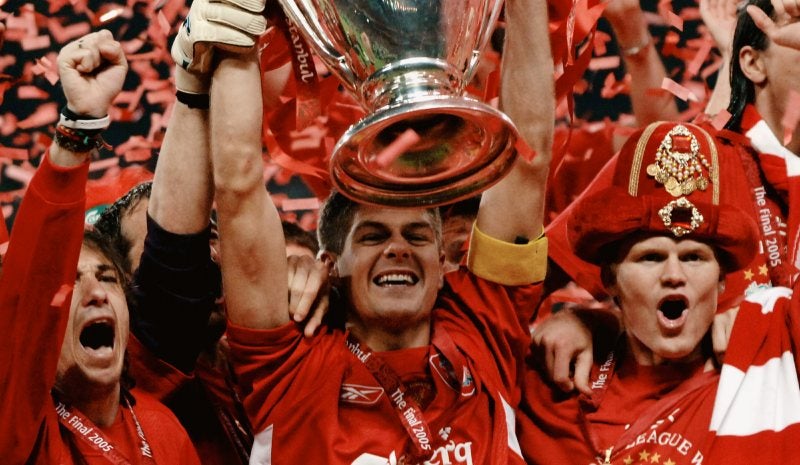 Gerrard levanta la Champions League