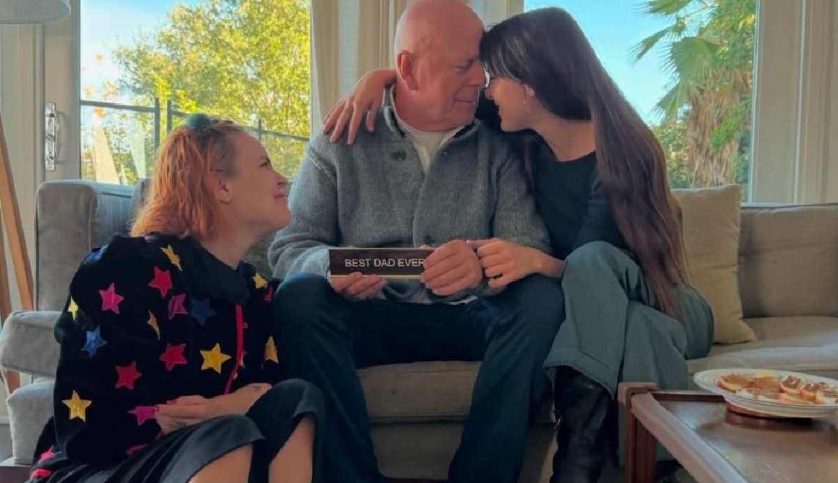 Su condición física se ha deteriorado y ahora su esposa e hijas se hacen cargo de él/X