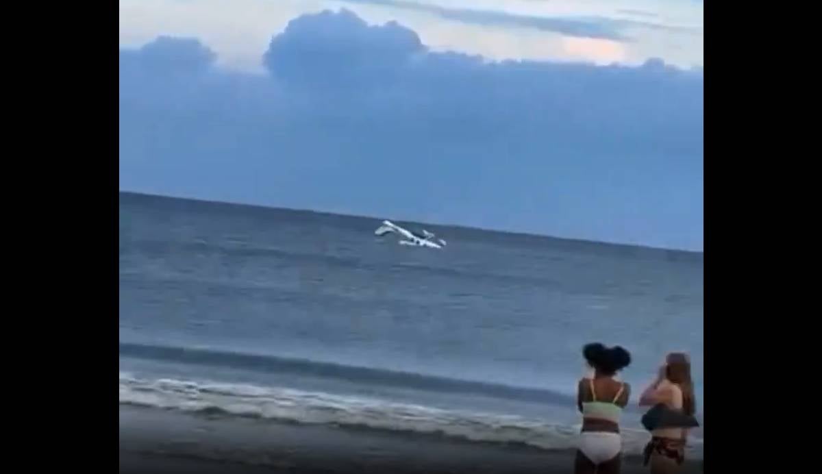 Momento exacto en que la avioneta toca el mar frente al muelle de Oak Island | Captura de pantalla
