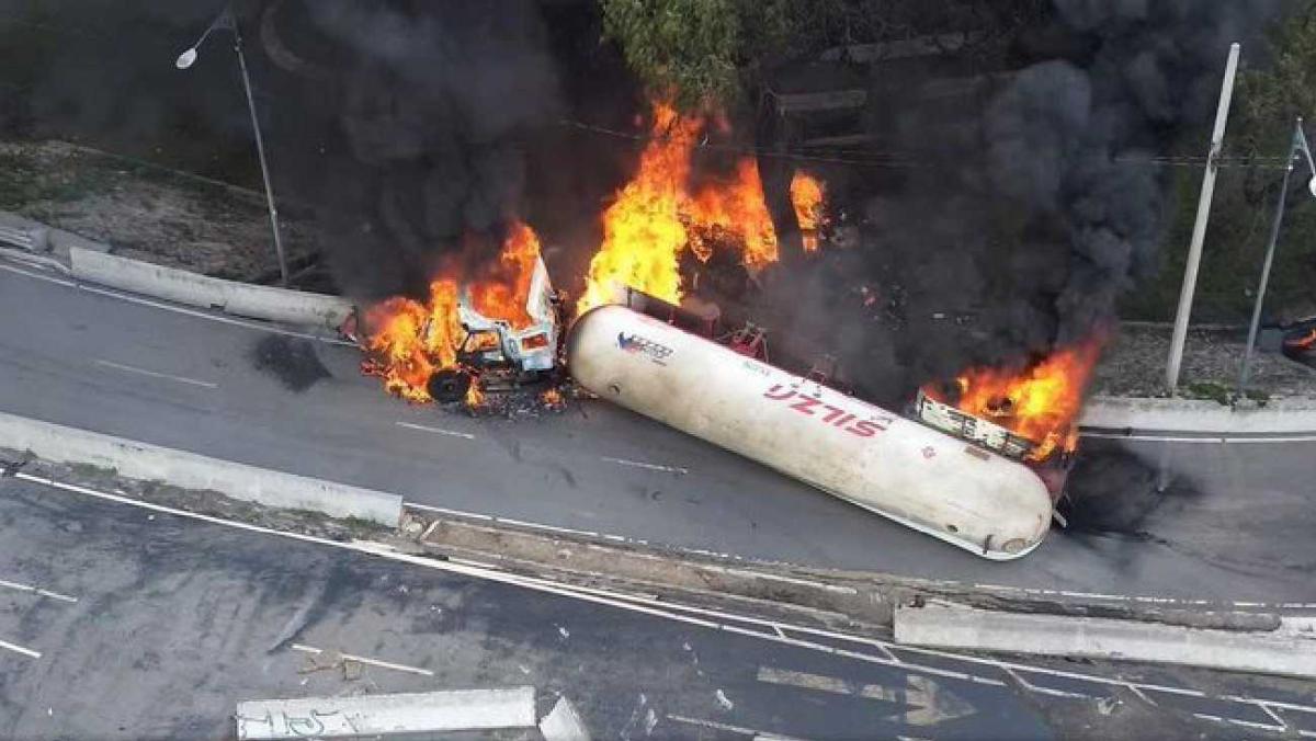 La pipa transportaba casi 50 mil litros de gas/X