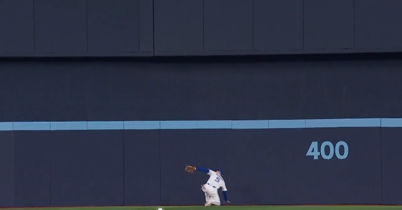 Así se lució Varsho con una atrapada de rodillas