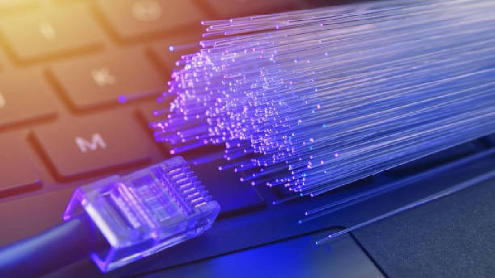 El Instituto Nacional de Tecnologías de la Información y las Comunicaciones (NICT) logró una velocidad sin precedentes utilizando una fibra óptica de 19 núcleos | iStock