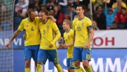 Zlatan y sus compañeros celebran un gol de Suecia