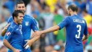 Eder celebra su gol junto a Chiellini y Pellè