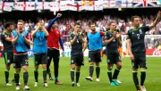 Los jugadores de Gales agradecen a su afición tras caer con Inglaterra