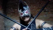 Anarquía Punk posa con su equipamiento de lucha libre 