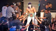 Bandido hace su entrada al ring con Triple A