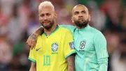 Dani Alves consoló a Neymar luego de la eliminación de Brasil