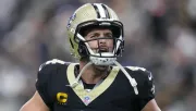 Derek Carr podría perderse toda la temporada con los Saints debido a una lesión en el hombro