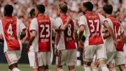 Ajax causa polémica al despedir a siete jugadores… ¡por WhatsApp!