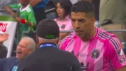 Suárez en el momento de agredir al miembro del cuerpo técnico