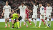 ¡Polémica en Anfield! Arbitro revirtió posible penal en contra del Real Madrid