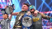 Dominik y Rey Mysterio festejando un campeonato en parejas