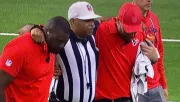 ¡Al carrito de las desgracias! Referee sale lesionado de partido de NFL