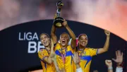 Tigres levantando su séptimo título