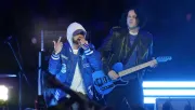 Jack White y Eminem sorprenden en la NFL con show 