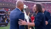 Puyol con Felipe Melo y Julio César