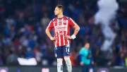 Histórico exjugador de Chivas defiende a Chicharito Hernández tras penal fallado