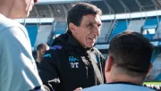 Entrenador en el futbol argentino se escondió para fumar en pleno partido