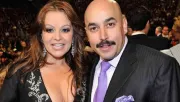 Lupillo Rivera publica fotos inéditas del día en que recibieron los restos de Jenni Rivera