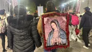 La fe de los mexicanos se desborda en las inmediaciones del centro religioso.