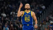 Stephen Curry hace tiro 'de otro planeta' y encesta desde el túnel rumbo al vestidor