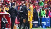 Gignac se olvidó del partido para reclamarle al cuarto árbitro