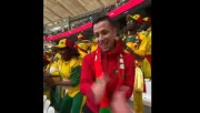 ¡Reencuentro! Aficionado marroquí que se hizo viral en Qatar 2022 reaparece con Senegal en Copa Africana