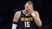 Nikola Jokic se lesiona la rodilla izquierda y sale cojeando de la cancha ante Miami