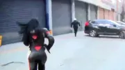 Reportera capta en vivo a policía del Edomex que presuntamente extorsionaba a un automovilista en Naucalpan