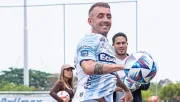 El jugador argentino hizo el oso durante su presentación con su nuevo equipo