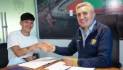 Morales en su firma de contrato con Pumas