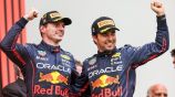 Verstappen y Checo Pérez subiendo juntos al podio