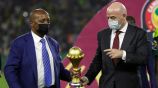 Patrice Motsepe y Gianni Infantino con el trofeo de la Copa Africana de Naciones