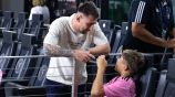 Messi se detuvo a firmar autógrafos y dar fotos en Miami